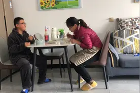 家乡秋天绿油油的油菜，做一锅西红柿油菜面，吃了暖胃又舒坦视频封面