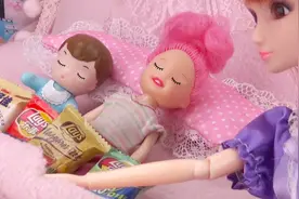 两个小宝宝装睡，妈妈掀开被窝全是零食视频封面