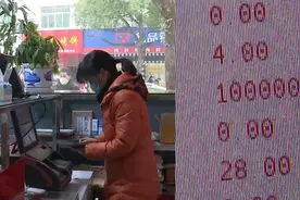 沾沾好运！女子新年买2000元彩票却中1000万元，网友纷纷眼红