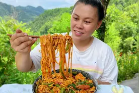 今天做个西红柿炒面，配上青椒和鸡蛋，一口辣椒一口面辣得一身汗