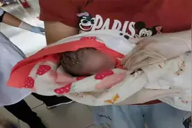 孕妇如厕时将婴儿产入马桶中 邻居护士马桶中捞出孩子急救视频封面