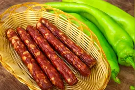 炒腊肠，是先用水煮还是直接炒？大厨分享正确做法，你做对了吗？视频封面