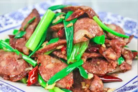 腊肠又出新吃法，大厨教你做道“葱爆香肠”，香辣够味，下饭一绝视频封面