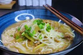 在家也可以做出超美味的榨菜肉丝面，简单快手，好吃到连汤都不剩