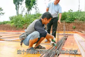 师傅们开始扎钢筋了，二哥还是跟着学了一手，看着他们真是太快了视频封面