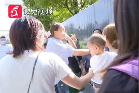 因为一张卡片，贵州13岁男孩把8岁女孩掐得淤青！视频封面