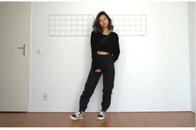 穿搭教程：黑色露脐长袖，搭配黑色束脚休闲裤，黑色永恒的时尚视频封面