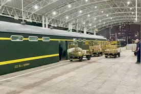 【上海站】行李车里的包裹，原来是一件件人工放进去的视频封面