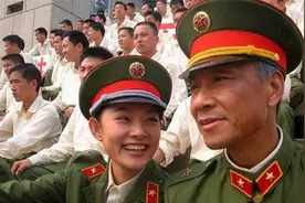 残疾军人因没领到抚恤金，无奈只能在路边卖起了勋章 影视剧视频封面