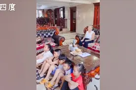 86岁奶奶陪五个10后萌娃看动画片超认真 网友：老小孩怕看上瘾了