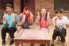 小伙伴们比赛吃创意造型雪糕，甜甜竟吃出奥特曼变身器，真厉害视频封面