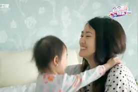 爸爸回来了：奥莉抱着妈妈的脖子，一顿撒娇！简直是超萌小萝莉！视频封面