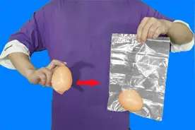 鸡蛋3秒穿越袋子！全程不挡不住，揭秘国外神奇魔术