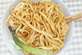 酱油拌面这样做才好吃，入口后葱香酱香面香融合在一起，好吃极了