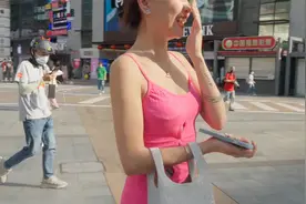 街拍重庆美女，观音桥步行街，重庆最繁华的街道之一，好多美女视频封面