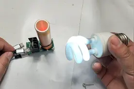 神奇的特斯拉线圈，能隔空点亮灯泡，为什么不电人？