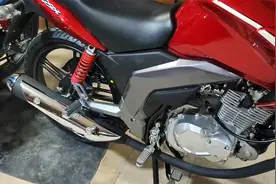 铃木经典125摩托，油耗低，配CBS，售价7480元，通勤代步就选它视频封面