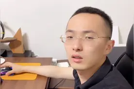 老公在家媳妇不让抽烟，老公去办公室使劲抽，气的媳妇上去就打！视频封面