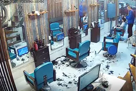 顾客不满新发型给理发师剃头  民警：有反抗，但二人体型差距较大视频封面