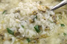 又到了吃蚬的季节，在河里捡点黄沙蚬做个海鲜粥，鲜而不腥超好喝