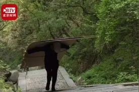 挑山工背百余斤重物爬山一趟挣30元：好久没开工了，要多跑几趟