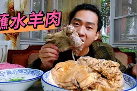 5斤羊排清水炖30分钟，蘸上重庆油辣子，羊肉肥美鲜嫩小伙吃嗨了