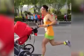 河南郑开马拉松一父亲推婴儿车跑全程，回应质疑：越快孩子越开心视频封面
