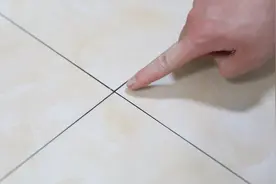 黑黑的瓷砖缝隙难清洁？教你简单窍门，不用刷不用洗，一擦就干净视频封面