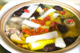 这样做红枣山药炖鸡汤，汤鲜味美原汁原味，简单营养又健康