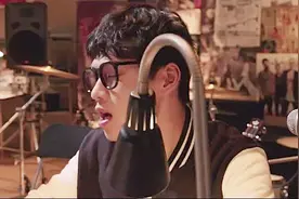 眼镜小哥的一番解释，就跟大话西游里的唐僧，让人想打人视频封面