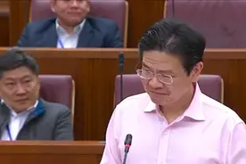 新加坡官员含泪讲话感谢抗疫英雄：言语已不足以表达我的感激视频封面