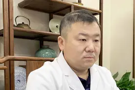 患者胆囊炎伴胆结石，半夜发作会痛醒！老中医：肝胆湿热加重导致