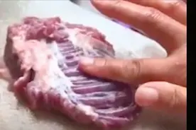 实拍生肉在砧板上突然蠕动，诡异似心跳，女子吓到不敢做饭视频封面