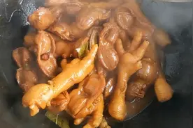 丫丫做的家常酱鸡爪鸡胗，色美味香，满满一大盘都不够吃