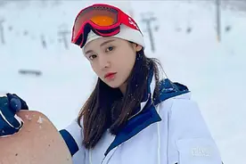 复合了？NBA女主播美娜现身秦奋滑雪场，男方曾送她一辆法拉利视频封面