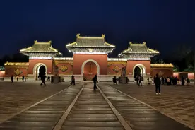 晚上去沈阳北陵公园，6点多进门的人越来越多，好热闹视频封面