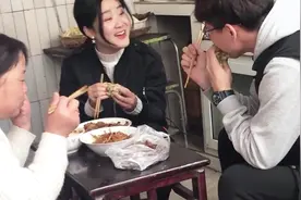 农村20岁女孩相亲成功后，妈妈第一次叫男孩来家吃饭，妈妈做的啥视频封面