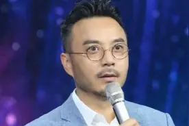 老坛酸菜面遭全网下架！汪涵评论区已沦陷，拍摄幕后曝光边吃边吐