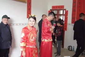 湖南一对新人结婚，看着新郎穿上结婚礼服，漂亮的新娘笑了视频封面