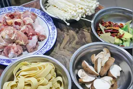 天冷了，大厨教你在家做鸡火锅，食材全面，鸡肉鲜香，吃着很放心