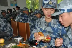空军伙食难得曝光！烤乳猪大鲍鱼，连蟹肉蟹黄都要挑出来分开放