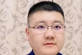 修下水道未设置警示标志，修理工被撞伤，谁来赔付？视频封面