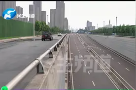 工地伸出近百米长水管一直流清水？这水从哪来？路人直呼：太浪费视频封面