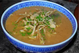 野苋菜根煲汤你吃过没？既营养美味又清热利湿，老人小孩都爱吃