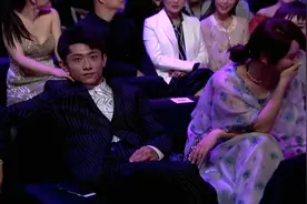 京城四瘫上演花式北京瘫，鹿晗一坐下就瘫，郭麒麟现场点名张一山