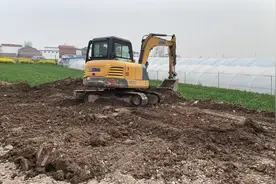 开挖掘机竟然还要驾驶证，来培训基地看一下，学员在地头练习挖沟视频封面