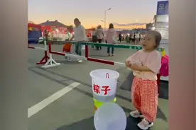 3岁萌娃摆摊卖出150个粽子 思路清晰丝毫不怯场视频封面