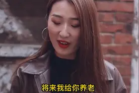 老人帮小女孩付饭钱，十五年后女子前来报恩，最后的结局很暖心！视频封面