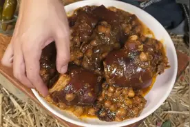 牛蹄经常溃烂终极解决办法是红焖，放入调料和配菜出锅吃美了！