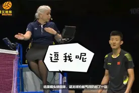 主裁老眼昏花严重误判，谌龙气得球拍都扔了，中国教练起立抗议视频封面